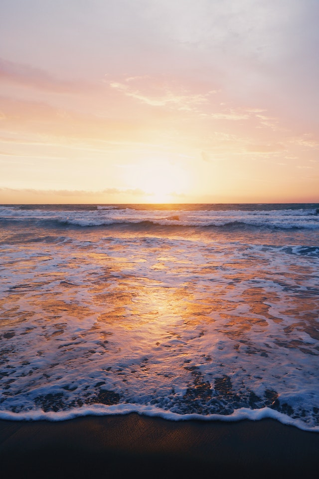 This image is to create the calming scene of waves crashing to follow during contractions